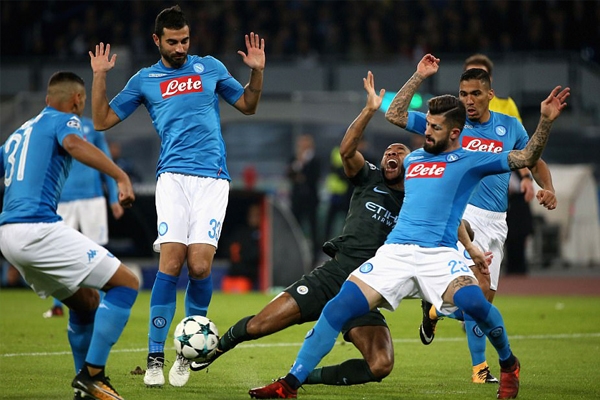 Bốn ông lớn đặt một chân rời Champions League