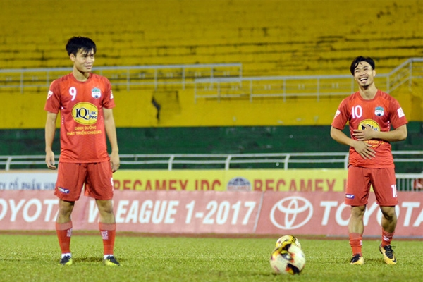 Văn Toàn đá hỏng penalty, Công Phượng cười 'như được mùa'