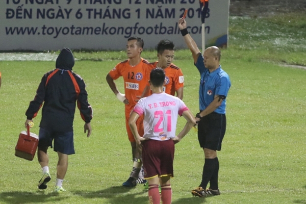 HLV Lê Huỳnh Đức tố học trò... cố tình nhận thẻ đỏ