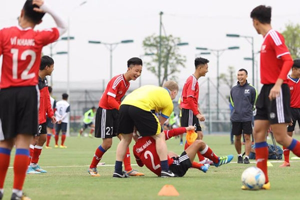 Scholes ôm chầm cầu thủ, Giggs vỗ tay không ngớt khen tài năng Việt