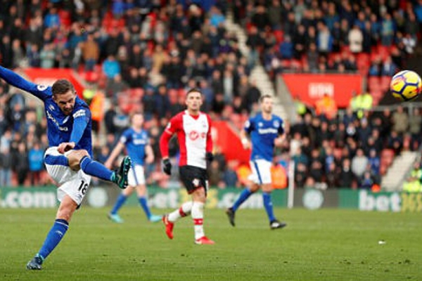 2 lần chạm xà ngang, 1 lần cột dọc, Sigurdsson ghi bàn thắng 'siêu ảo'