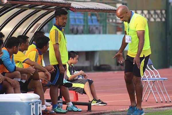 Bị loại sớm, HLV Tây của PVF chê cầu thủ V-League của đội khác