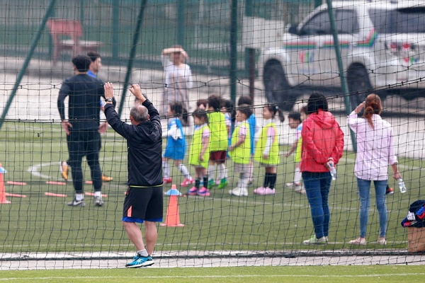 Tin HOT: 'Chán' U23, HLV Park xem bóng đá thiếu nhi giải sầu