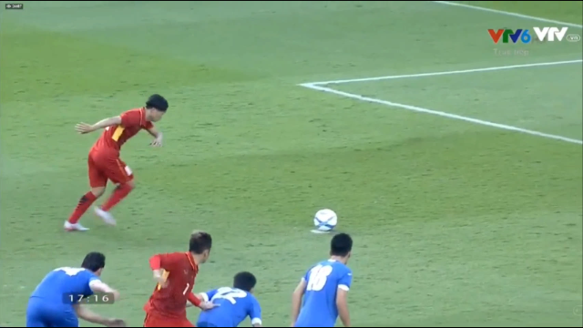 Vừa vào sân đã kiếm được penalty, Công Phượng suýt bỏ lỡ