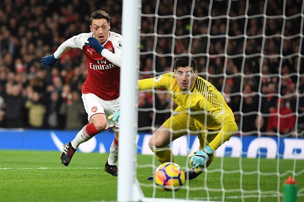 Arsenal hòa nghẹt thở Chelsea bằng bàn thắng phút bù giờ