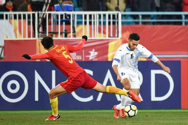 Chuyện lạ có thật: U23 Uzbekistan có 1 cầu thủ vừa là tiền vệ vừa là thủ môn