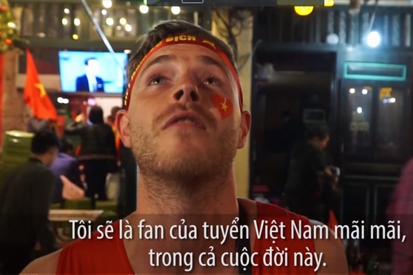 CĐV châu Âu: 'Chưa từng thấy nơi nào ăn mừng thua trận tưng bừng đến thế'