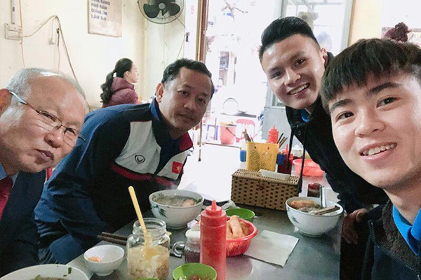 Quang Hải, Duy Mạnh chiêu đãi HLV Park Hang Seo món phở bò