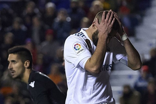 Ronaldo 'tịt ngòi', Real nguy cơ mất vé dự Champions League