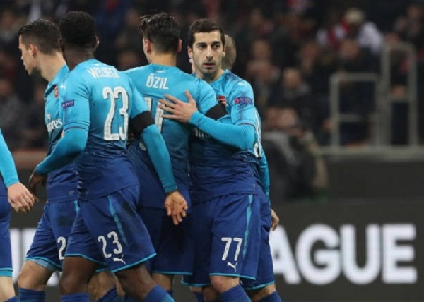 Arsenal đặt một chân vào tứ kết Europa League