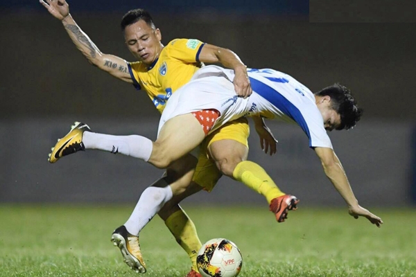 Ăn đòn từ đối thủ, Công Phượng 'nhoẻn cười' đáng suy ngẫm