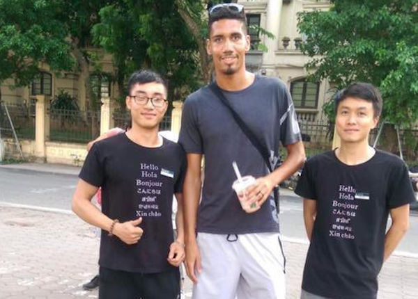 Smalling dạo phố ở Hà Nội, chia sẻ khoảnh khắc đá cầu với người VN