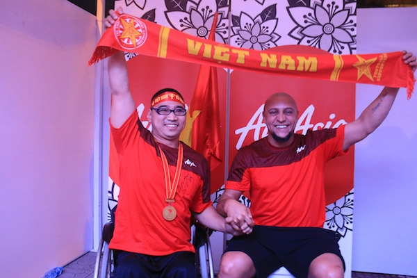 Huyền thoại Roberto Carlos giao lưu với NHM tại Mỹ Đình