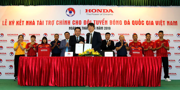 HLV Park Hang-seo tái ngộ Trọng Hoàng trong lễ ký kết nhà tài trợ của VFF