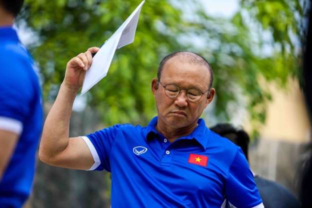 Hai tin ‘sét đánh ngang tai’ với HLV Park Hang-seo