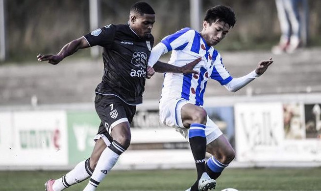 Văn Hậu có pha kiến tạo đầu tiên trong màu áo Heerenveen