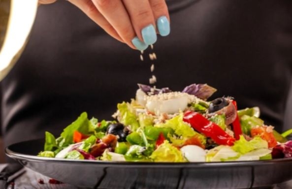 Thêm 'loại thịt' này vào salad để đốt cháy nhiều calo hơn