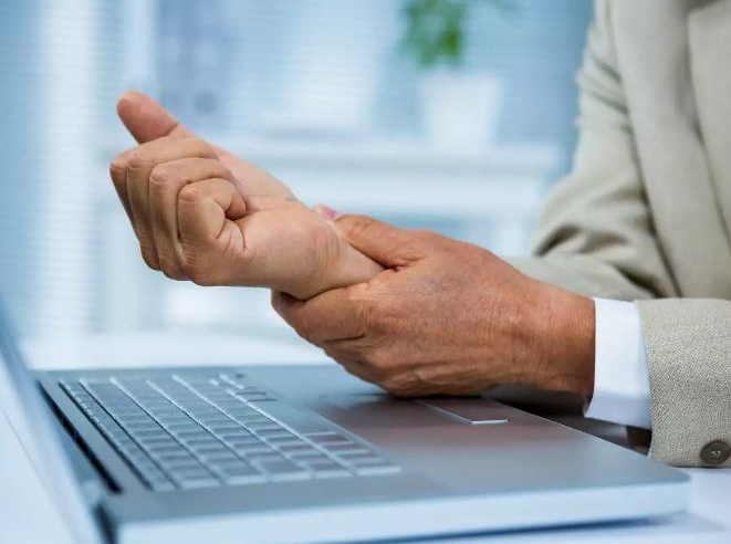 4 kiểu duỗi 'cổ tay' bạn nên làm mỗi ngày để bớt đau mỏi
