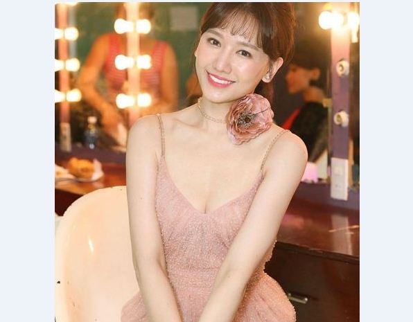Giảm 2kg, Hari Won 'khoe' bờ vai gợi cảm, vòng 1 lấp ló quyến rũ