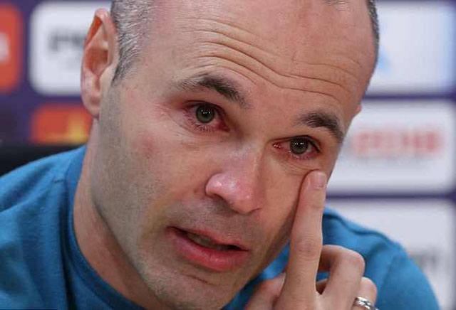 Iniesta đẫm lệ trong cuộc họp báo chia tay Barca