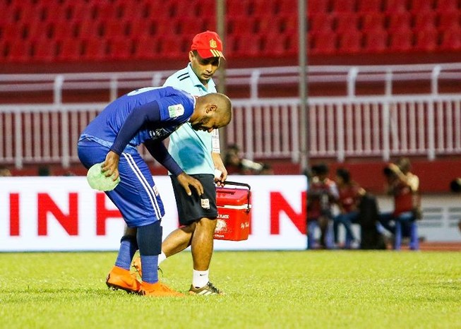 Thêm một sao V.League là nạn nhân của bạo lực sân cỏ