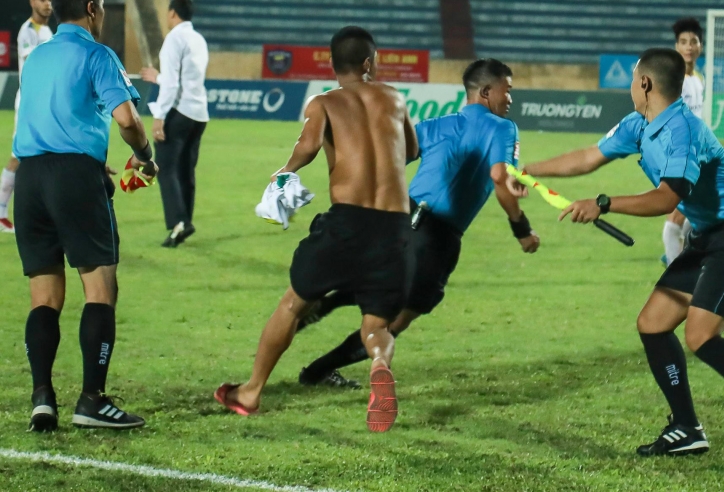 Trọng tài V-League bị 'quây' bởi hooligan Nam Định