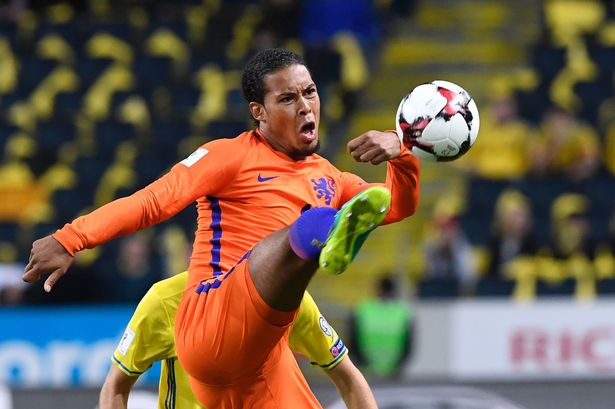 Van Dijk rạn xương sườn vẫn ra sân thi đấu
