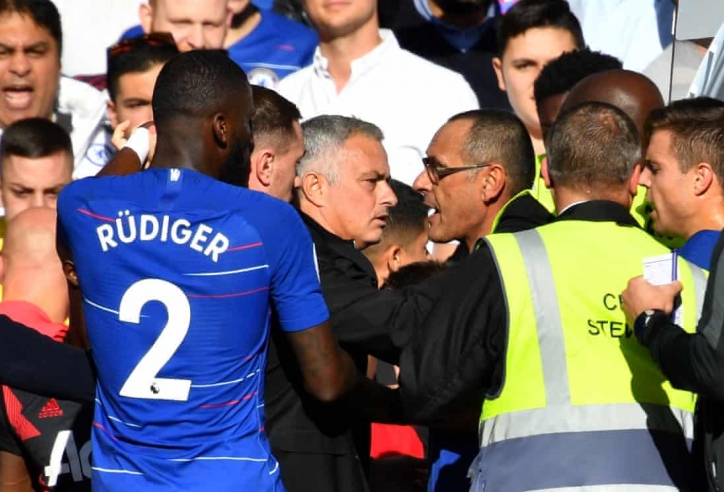 HLV MU nổi xung, đòi đánh nhau với người Chelsea