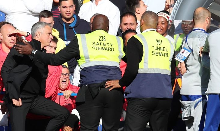 Mourinho nói gì sau va chạm với trợ lý Chelsea?