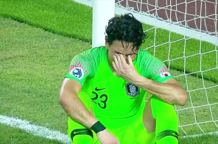 Thủ môn U19 Hàn Quốc suy sụp, không dám đối mặt sự thật