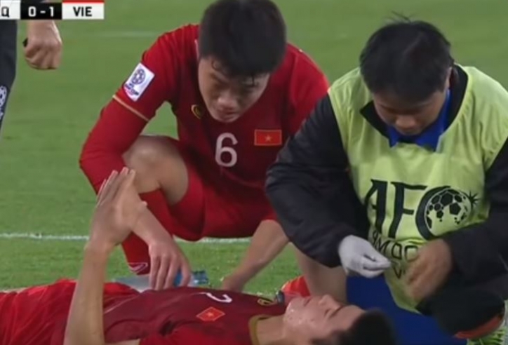 Xuân Trường gây xúc động với hình ảnh rửa máu cho Duy Mạnh