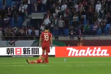 VIDEO: Hình ảnh Quang Hải an ủi Minh Vương gây ấn tượng mạnh sau trận Jordan