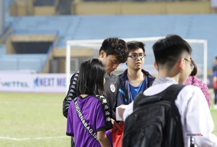 VIDEO: Bùi Tiến Dũng được fan nữ 'bủa vây' tặng quà sinh nhật 