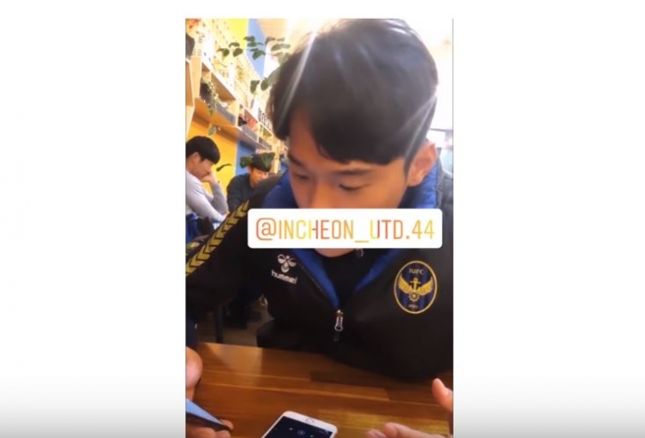 VIDEO: Công Phượng dạy đồng đội Incheon Utd hát 'Em gái mưa'