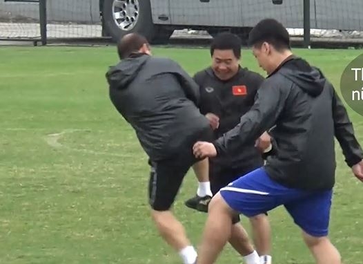 VIDEO: Thầy Park 'lầy lội' khi chơi trò bóng ma