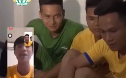 VIDEO: Phan Văn Đức gọi 'Facetime' đầy tình cảm với đồng đội SLNA