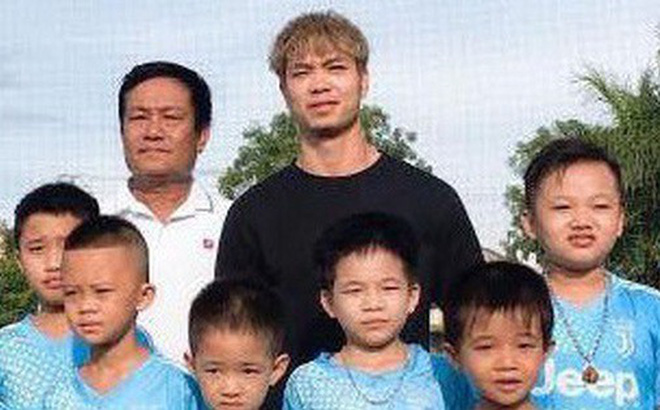 Công Phượng gây xúc động khi về thăm thầy 'ruột' trước ngày sang Pháp thử việc