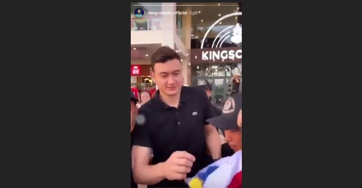 VIDEO: Đặng Văn Lâm thích thú khi được hộ tống bởi nhiều vệ sĩ