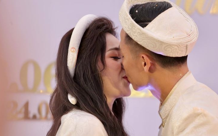 VIDEO: Bùi Tiến Dũng khóa môi hôn thê, hát 'Nắm lấy tay anh' trong lễ ăn hỏi