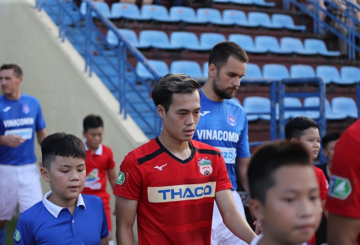 Giữa cơn bão tố nơi hàng công ĐTVN, có một tia sáng mang tên Văn Toàn