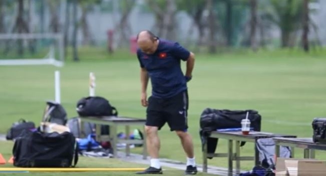 VIDEO: HLV Park đau lưng, đi tập tễnh chỉ đạo buổi tập của U22 Việt Nam