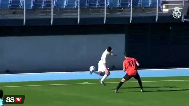 VIDEO: Con trai Zidane trổ tài gắp bóng qua người đầy ngẫu hứng