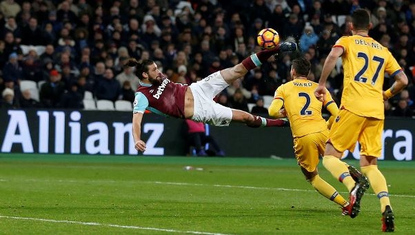 Ngả mũ trước siêu phẩm ngả bàn đèn của Andy Carroll