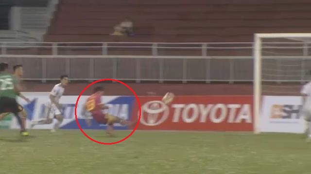 VIDEO: Pha bỏ lỡ gây sốc ở vòng 2 V-League