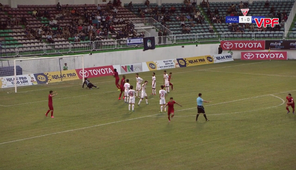 VIDEO: HAGL 'làm nền' cho bàn thắng đẹp nhất vòng 2 V-League