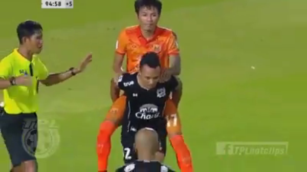 VIDEO: Cách chống câu giờ siêu hài của cầu thủ Thái League