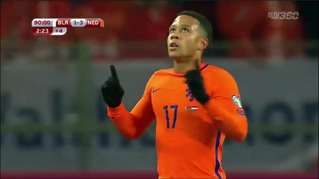 Depay sút phạt tinh quái khiến thủ môn đối phương đứng nhìn