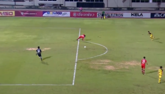 Hy hữu: Thủ môn Thái League chuyền bóng cho đối phương ghi bàn