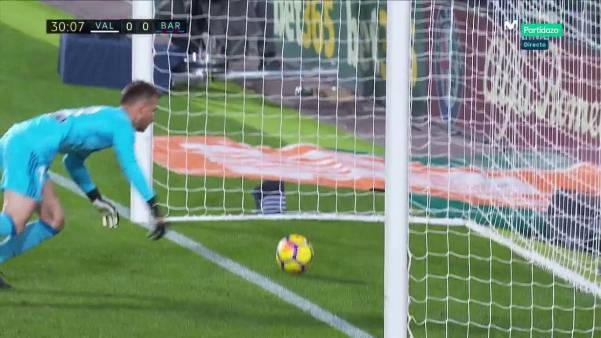 VIDEO: Barca mất oan bàn thắng vs Valencia