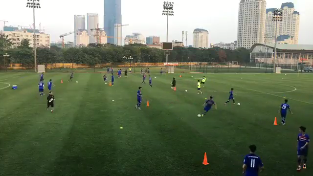VIDEO: U23 Việt Nam rèn thể lực và kỹ chiến thuật sáng 5/12